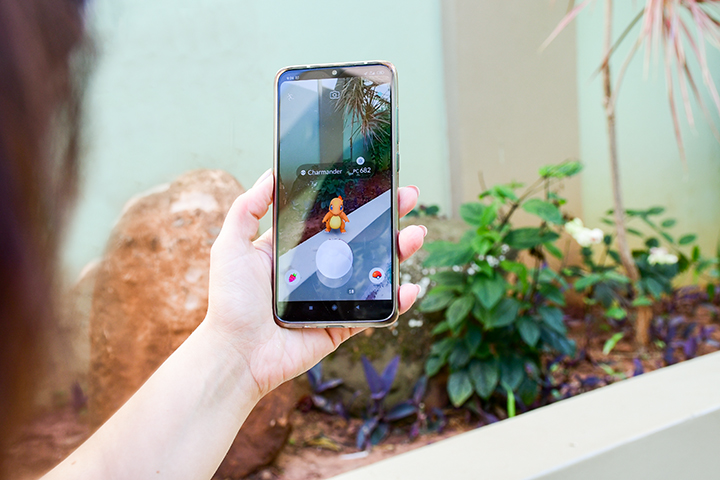 Pessoa segurando celular com Realidade Aumentada